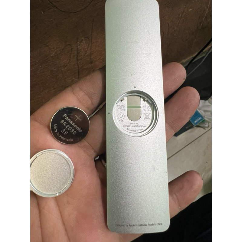 Aluminum Apple Remote battery replacement
