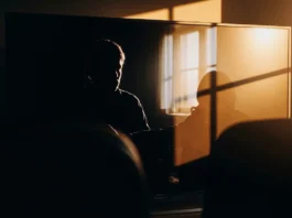 Thumbnail of TV adapting to room light in Filmmaker Mode.